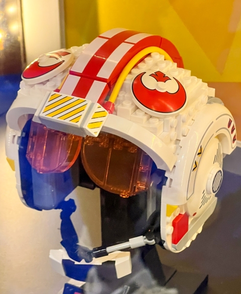 LEGO-Luke-Skywalker-Red-Five-Helmet-75327-1