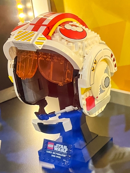 LEGO-Luke-Skywalker-Red-Five-Helmet-75327-2